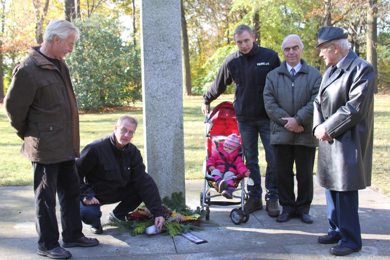 Kranzniederlegung auf Kriegsgräberstätte